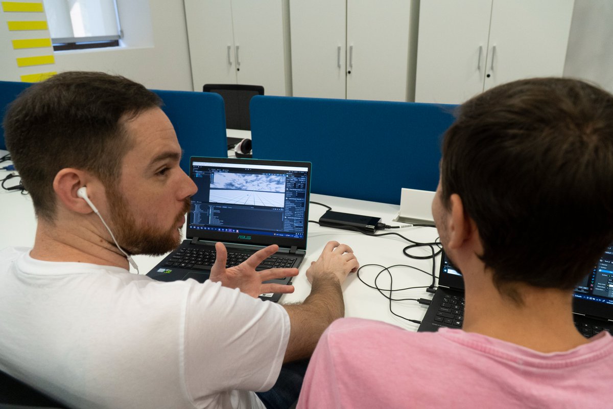 LaBrujulaXR's tweet image. En las imágenes, los compañeros están realizando la animación de un personaje, modelando y desarrollando la inteligencia artificial de uno de los enemigos. También están mirando el cielo (no es irónico) se trata del #skybox del juego 😎 #indiedev #IndieGameDev #vr