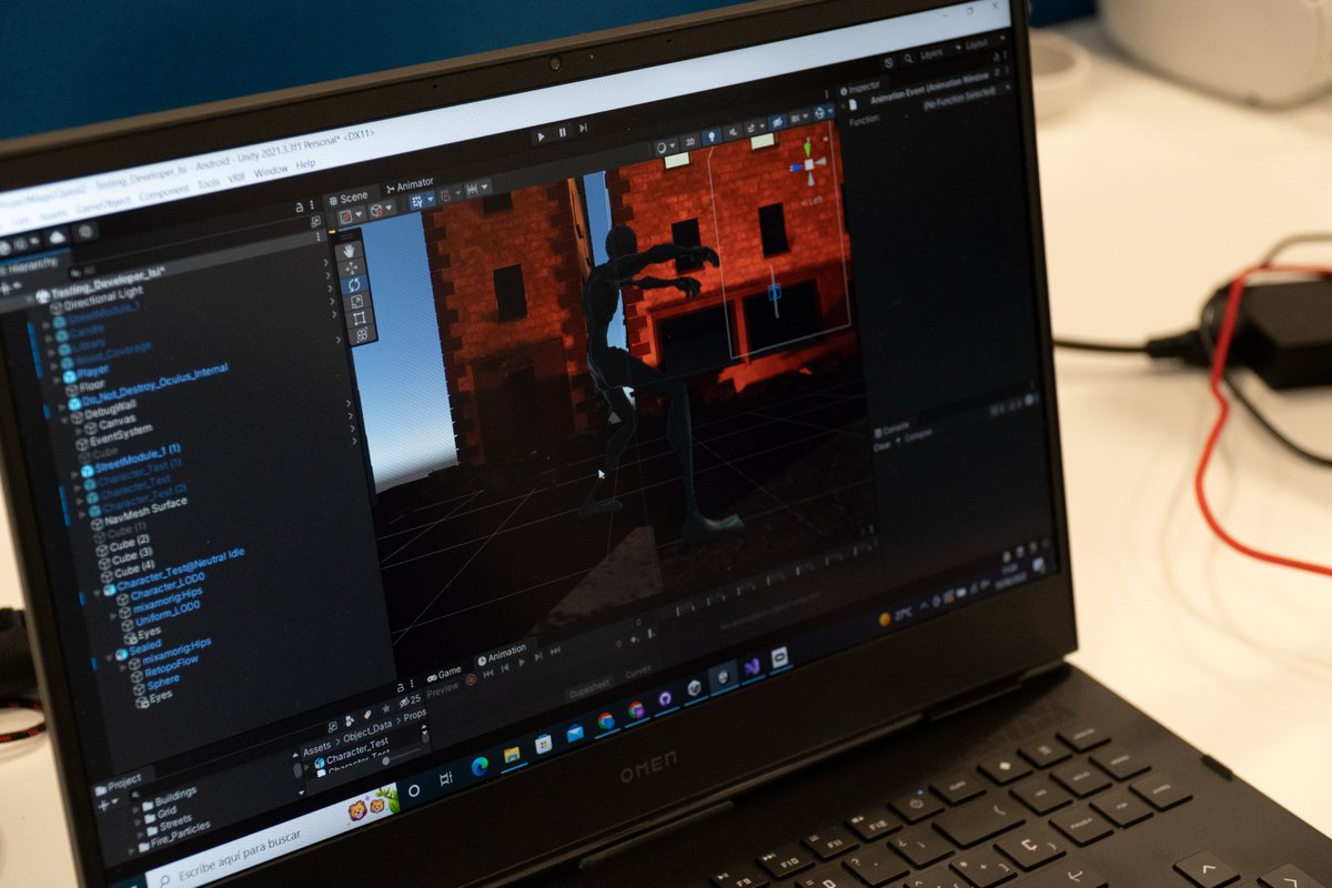 LaBrujulaXR's tweet image. En las imágenes, los compañeros están realizando la animación de un personaje, modelando y desarrollando la inteligencia artificial de uno de los enemigos. También están mirando el cielo (no es irónico) se trata del #skybox del juego 😎 #indiedev #IndieGameDev #vr