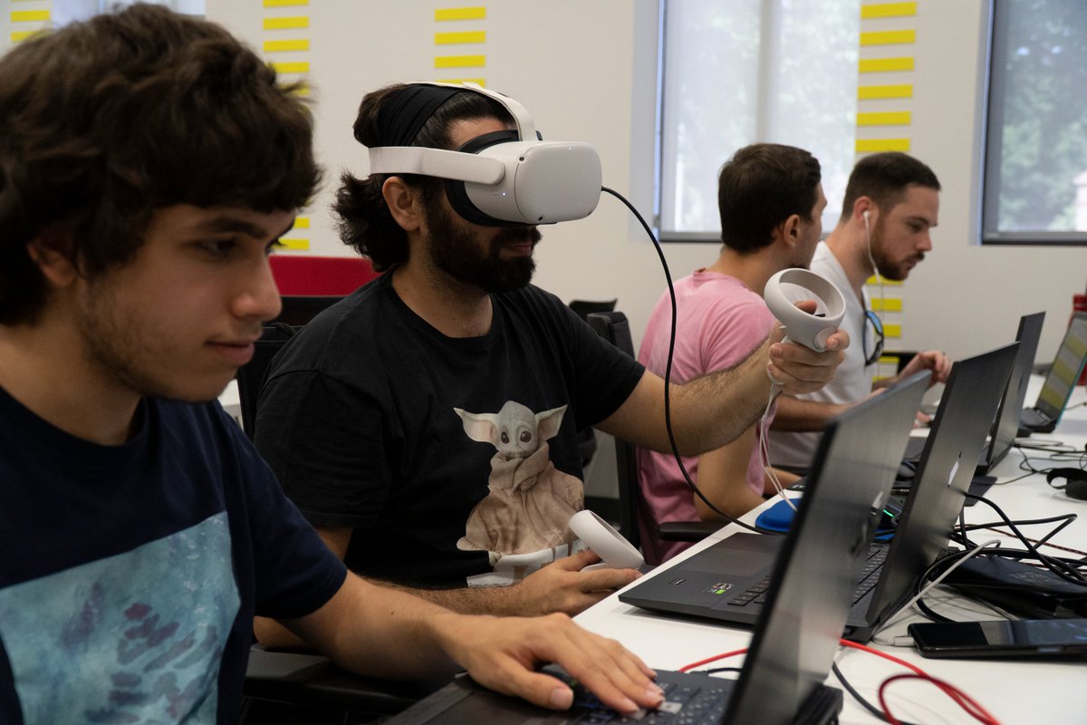 LaBrujulaXR's tweet image. En las imágenes, los compañeros están realizando la animación de un personaje, modelando y desarrollando la inteligencia artificial de uno de los enemigos. También están mirando el cielo (no es irónico) se trata del #skybox del juego 😎 #indiedev #IndieGameDev #vr