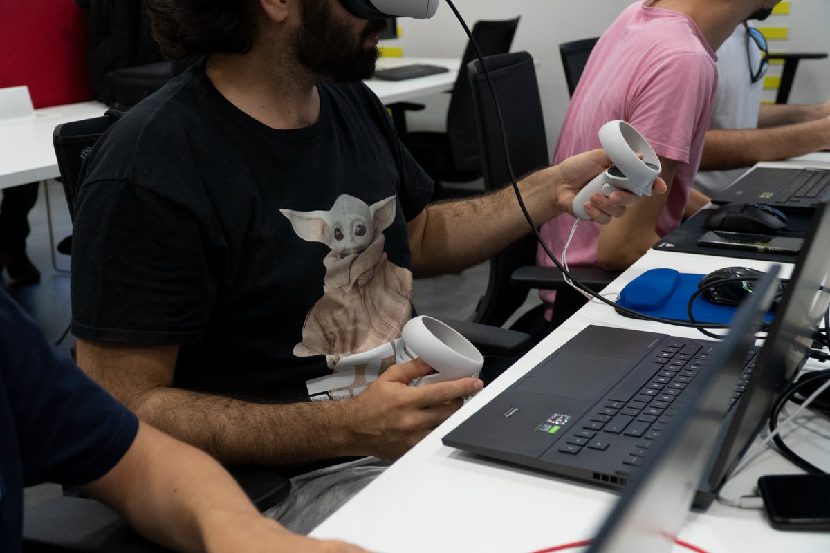 LaBrujulaXR's tweet image. En las imágenes, los compañeros están realizando la animación de un personaje, modelando y desarrollando la inteligencia artificial de uno de los enemigos. También están mirando el cielo (no es irónico) se trata del #skybox del juego 😎 #indiedev #IndieGameDev #vr