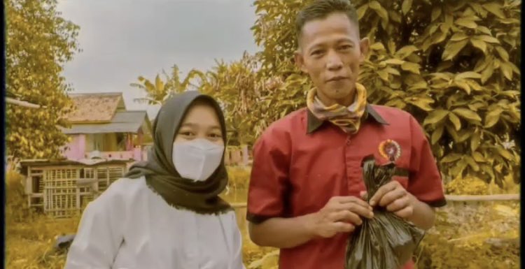 itsnaeni23's tweet photo. Kesan setelah melalukan aksi kita, saya menjadi lebih bersyukur atas apa yang saya miliki sekarang. Saya juga merasa senang bisa melihat mereka tersenyum. Pesan saya, kegiatan ini sangat bermanfaat. Saya harap kedepannya bisa berbagi lebih banyak lagi. #VOKASIIMPACT #MPKMB59SVIPB https://t.co/x3PoYjkNol