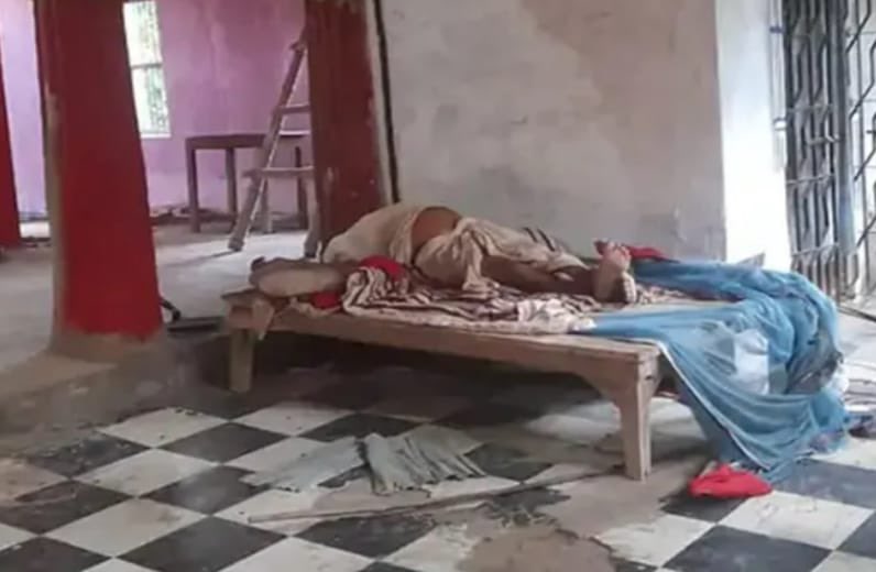 RadharamnDas's tweet photo. Very sad news coming from Bihar. The headless body of the Pujari of Sri Sri Ram Janaki temple located in Bakulhar Math, found inside the temple premises.

His severed head was found kept in a bag in the Pipra Kali temple, a few km away from Ram Janaki temple. https://t.co/4lYSe3bMig