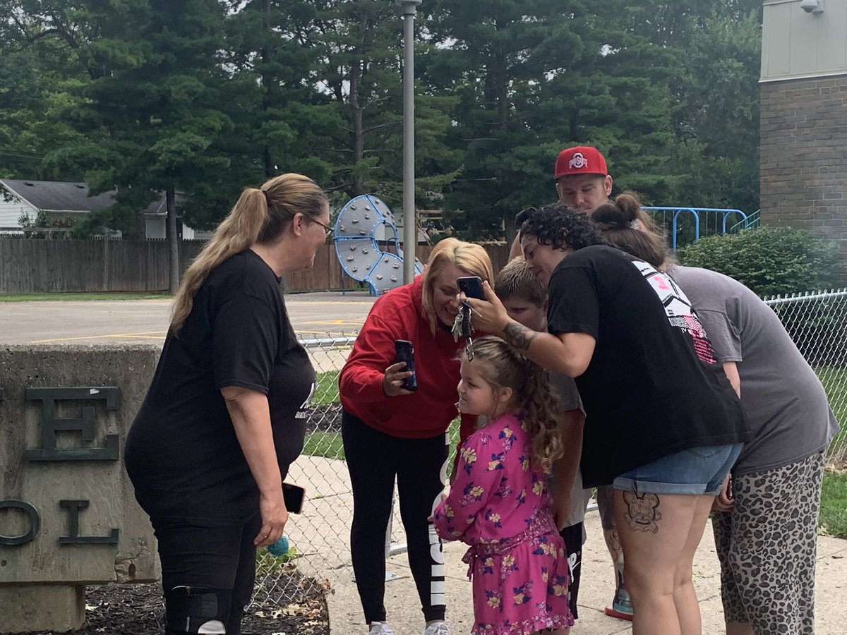 JackieOrozco27's tweet photo. First day of school and people came out here with the entire family! Nothing but smiles out here, love it 😃 #BackToSchool @GoshenLane @GahannaJeffersn https://t.co/cHwDCU79Wr