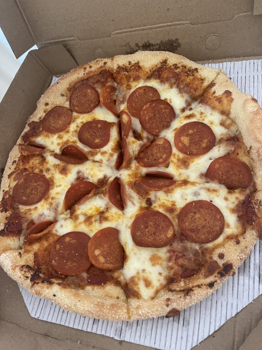 anshulbagai's tweet photo. This is veg pizza as per @zomato and @pizzahut . Garlic breadsticks are missing. Poor support and zero ownership. They give zero support when you are hungry. #neverusezomato #zomatosucks https://t.co/D8sO0dG3pB