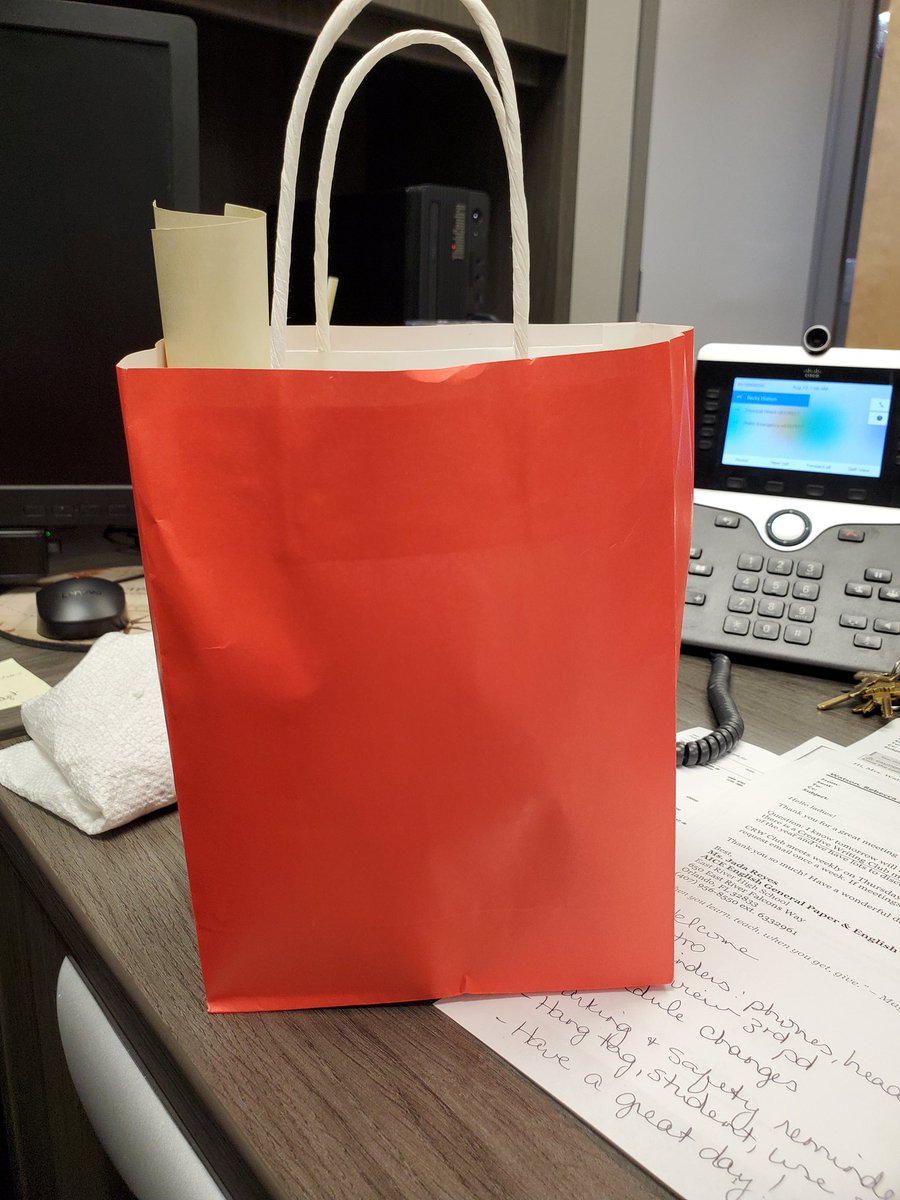 principalbecky's tweet photo. Thank you for the first day visit and the goodies! #firstdayofschool #studentsareback @hsdocps @EastRiverHS https://t.co/vSQtCRRikz