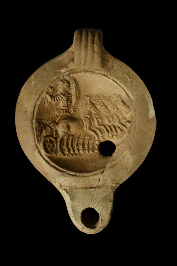 MuseoRomano's tweet photo. ¿Veis al #auriga victorioso en esta #lucerna? ✌️

¿Sabríais decirnos otras piezas del #MNAR en el que aparezcan los aurigas festejando su victoria? 🤔

Recordad que esta pieza y muchas más las podéis disfrutar gratis en nuestra #ExpoTemporal #Spectacula 🤩 https://t.co/pvb2HDUo1g