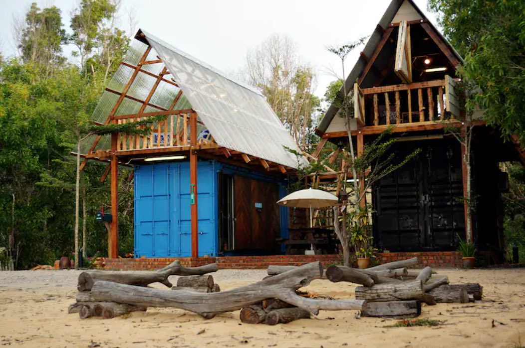 iwanqais's tweet photo. Ada satu Airbnb nice betul terletak di Kuala Dungun. Kabin style dan paling best sebab tepi pantai. Boleh muat dalam 4 orang. Poolpun ada if korang nak mandi manda after lepak tepi pantai. https://t.co/MscG3gyMB1