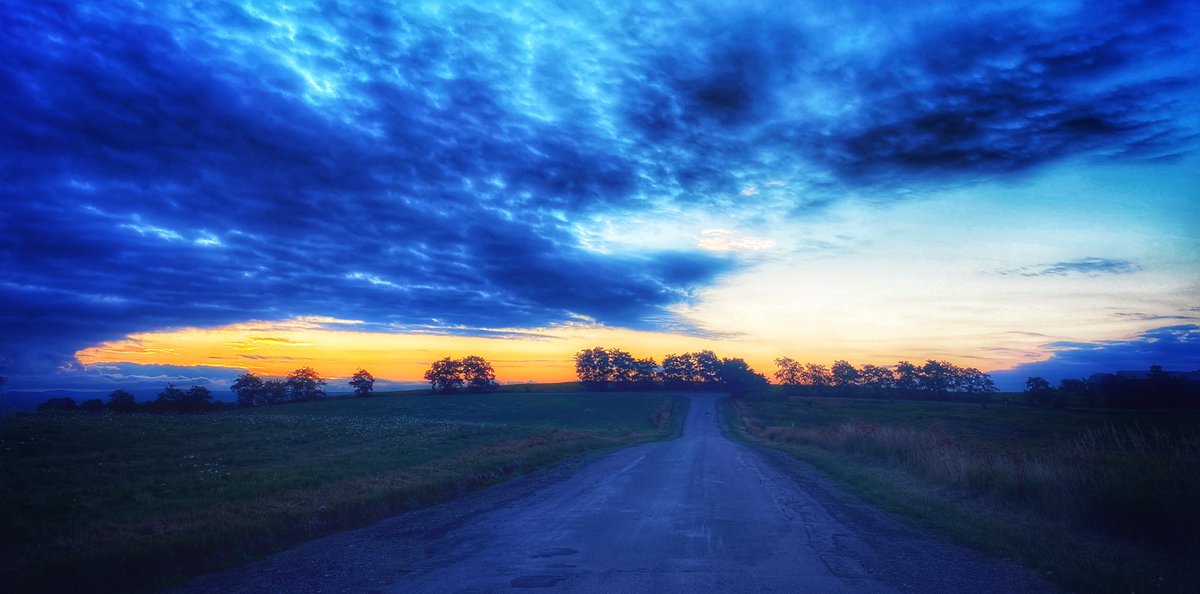 vineyardwarrior's tweet photo. GM! Quick shot before the clouds rolled in #beautifulmorning #beautifulview #clouds #drive2work #fingerlakes #goodmorning #landscape #landscapephotography #photography #sunrise #sunrisephotography https://t.co/c38uMKeDrs