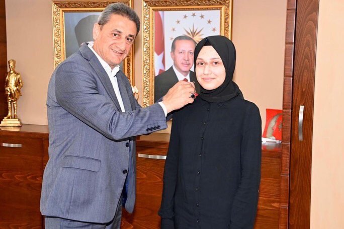 TCSinopValiligi's tweet photo. ✅Sn Valimiz Erol Karaömeroğlu ve eşi Filiz Karaömeroğlu Hanımefendi, 2022 YKS Sinop https://t.co/43Ogs4HZwu ve Türkiye https://t.co/es7db1FTCm Neslihan Nur Şen’i Valilik Makamında misafir ettiler. https://t.co/8E7HyKJ519