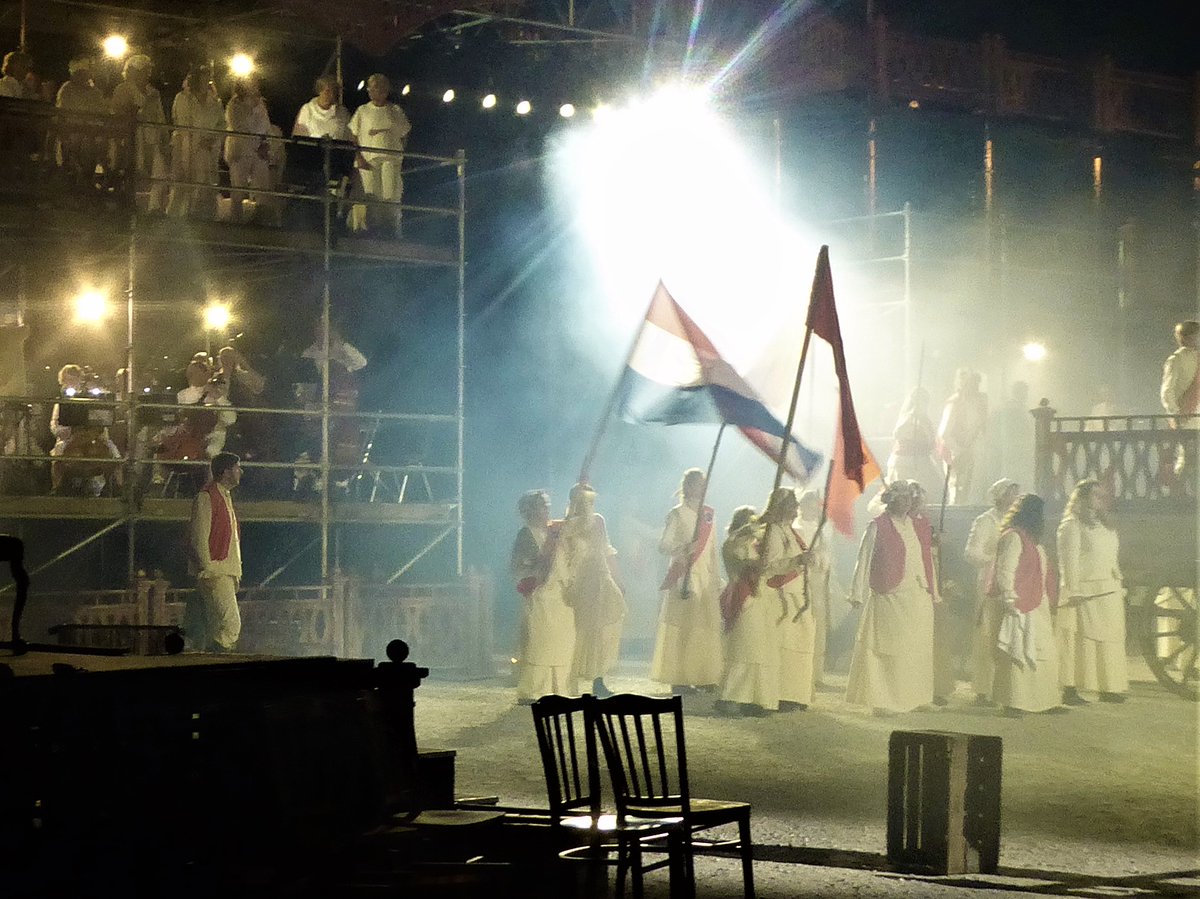 DolfRuesink's tweet photo. In 1799 wisten demonstranten in de #Achterhoek heel goed hoe de vlag erbij hing. Foto uit rockmusical #DeFreule die dinsdag in theater @Steengroeve #Winterswijk de landelijke première beleefde. Zangeres/actrice @reneevanwegberg speelt freule Judith van Dort. https://t.co/kSDXKjLZJU
