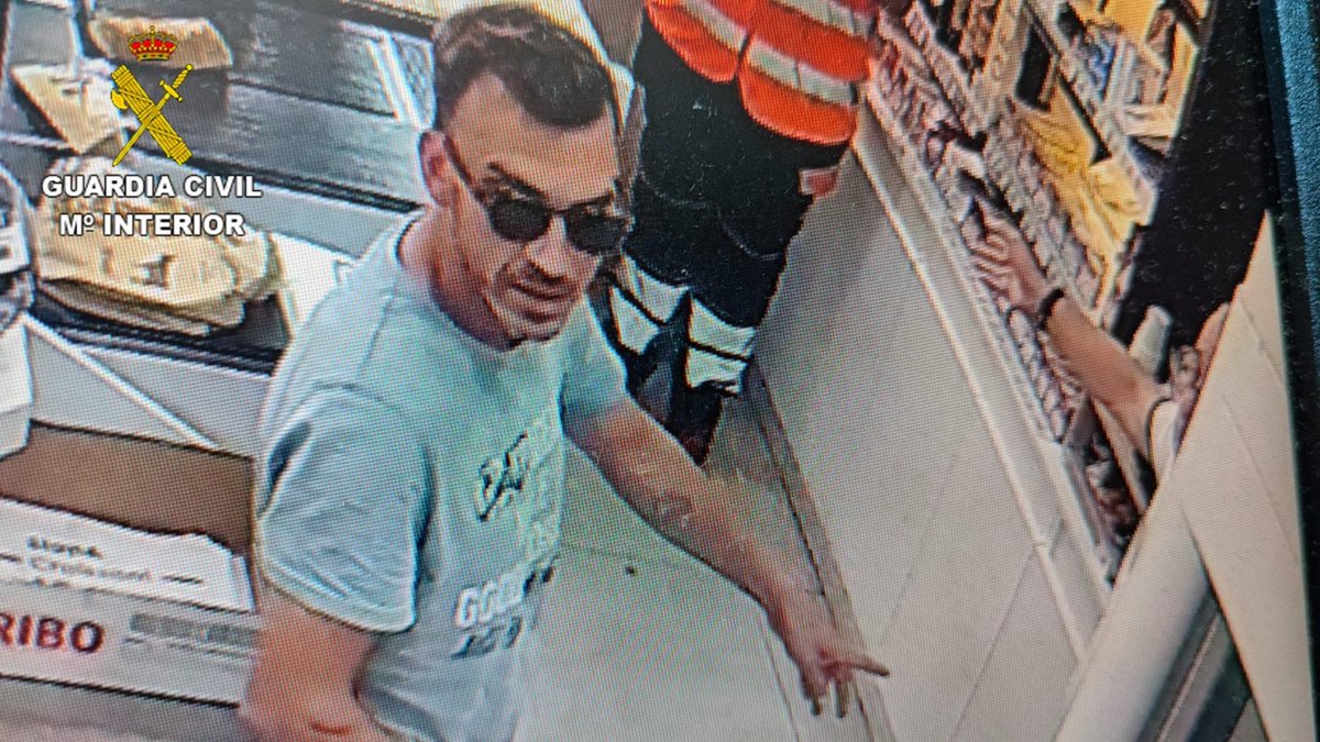 🛑 #AVISOCOLABORACIÓN❗
Solicitamos la colaboración para localizar a 2 personas de nacionalidad portuguesa relacionadas con 4 atracos a estaciones de servicio en las provincias de Toledo, Badajoz y Sevilla [son peligrosas ⚠️] Hombre de 42 y mujer de 40 años.
👉🔁

Llama al 062 📲