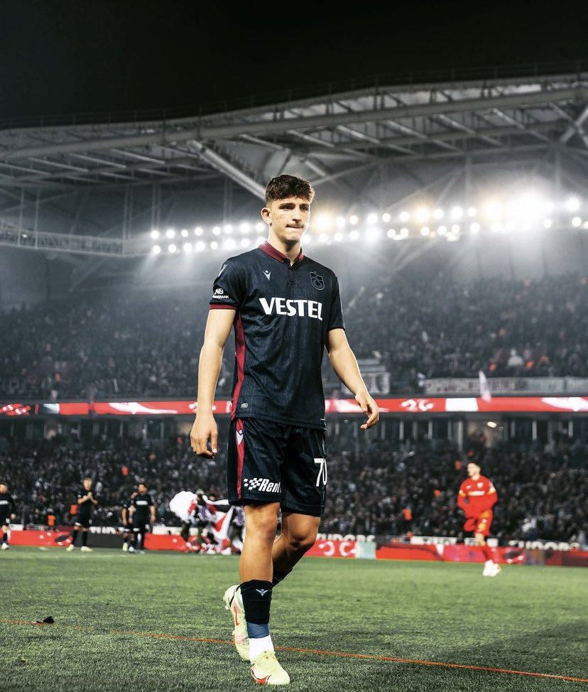 20 maç yetti yeteneğini göstermek için. Direkt La Liga, Bundesliga falan yapsa bu kadar etkilenmezdim. Ajax gibi bir takıma gitmesi müthiş bir olay. Güzel de para kazandırarak gidiyor kardeşim benim. Yolu açık olsun. 2-3 seneye 40-50’lere gider inş Premier Lige.