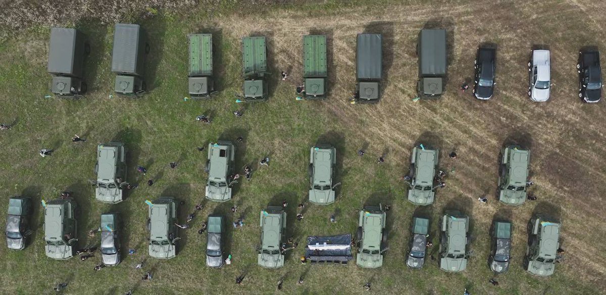 poroshenko's tweet photo. Ми круті! Ми це зробили! Сьогодні зміг потиснути руку кожному, хто донатив на ці 11 бронемашин. 

Одинадцять наших SHIELD пішли далі на фронт до десантно-штурмових військ. А з ними – дрони, пікапи і ще багато специфічних «смаколиків». https://t.co/IkrtAkksfw