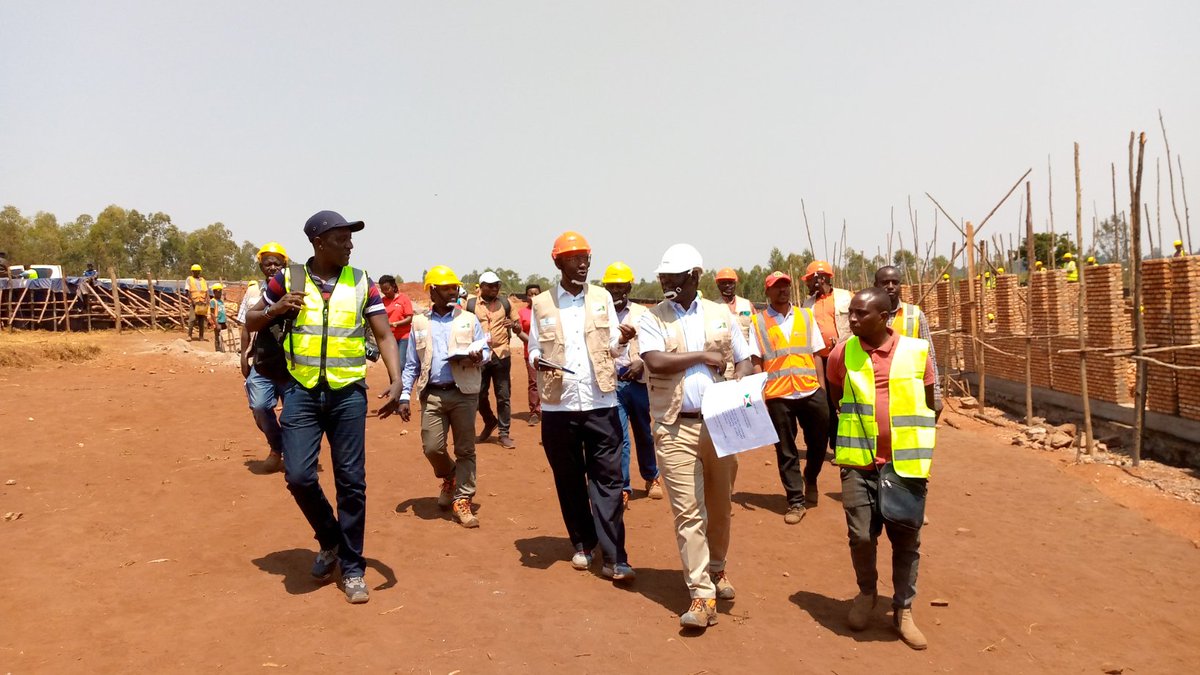 IngoMagazine's tweet photo. Il a visité les 4 chantiers en cours du projet #Prodeci_Turikumwe à savoir l'extension des Ecofo #Tura, #Rumandari, #Giteranyi et #Rubenga
#Burundi
#ingomag
#VisitBurundi https://t.co/9i0Dy3mTpN