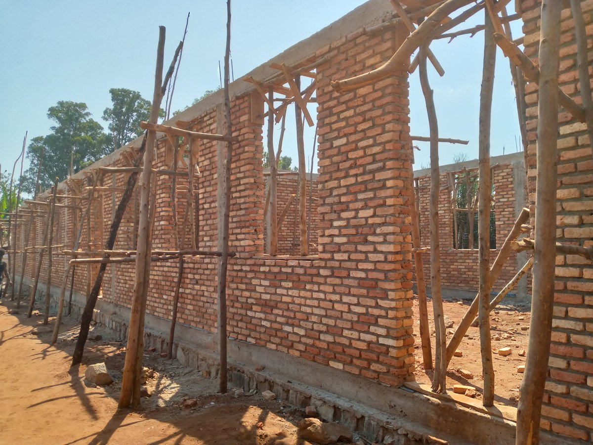 IngoMagazine's tweet photo. Il a visité les 4 chantiers en cours du projet #Prodeci_Turikumwe à savoir l'extension des Ecofo #Tura, #Rumandari, #Giteranyi et #Rubenga
#Burundi
#ingomag
#VisitBurundi https://t.co/9i0Dy3mTpN
