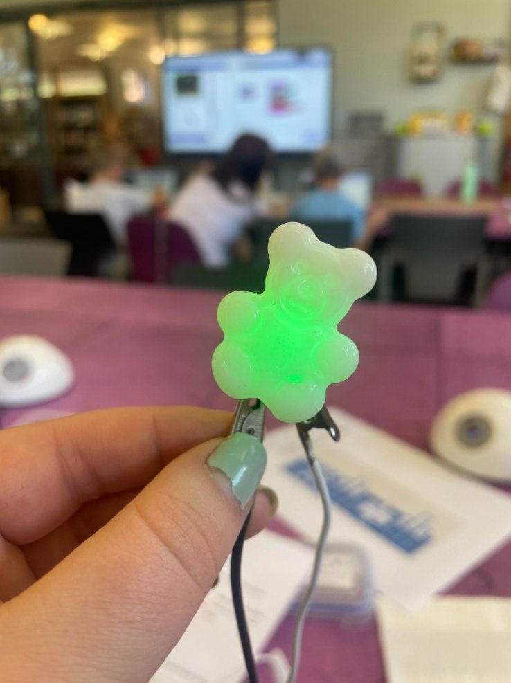 GHDDigiteam's tweet image. We've had Willy Wonka fun this morning in the MakerPlace coding gummy bears to light up and making Jelly Babies play music with @microbit_edu @gateslibraries 🍫🎩