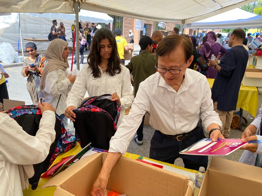 RaymondChoPC's tweet photo. Congrats to @MWCanadaOrg for hosting a successful #FillABackpack event, ensuring every child a fair chance at success.
3000 backpacks filled with school essentials βοΈπ for children & families in need! Well done! π
#backtoschool https://t.co/ruERr19Bor