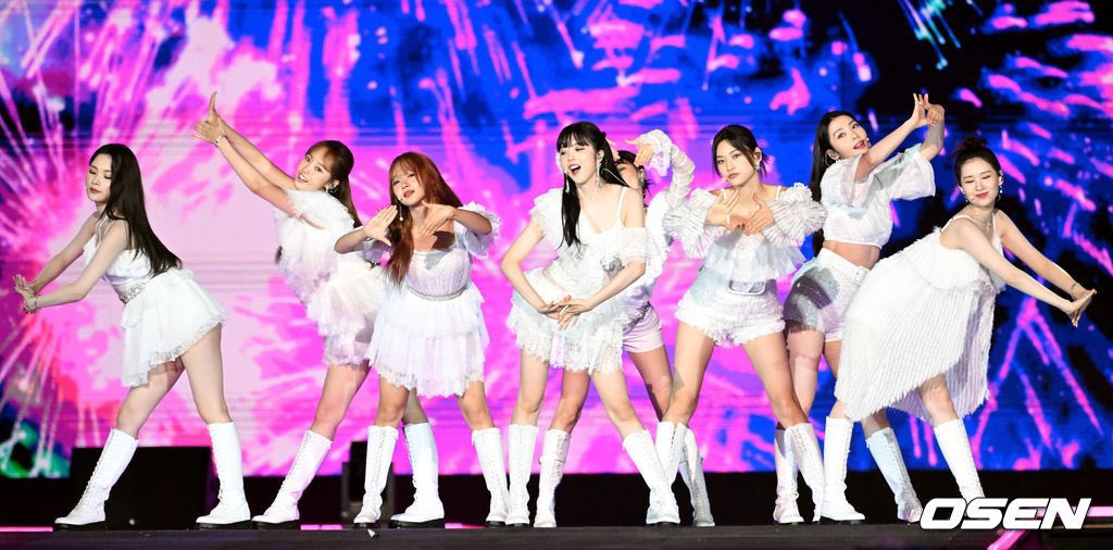 stanastro1602's tweet image. WEKI MEKI IN ALL WHITE!!!! THESE GIRLS LOOK GORGEOUS!! 🔥💛❤️

#위키미키 #WEKIMEKI #수연 #엘리 #최유정 #김도연 #세이 #루아 #리나 #루시