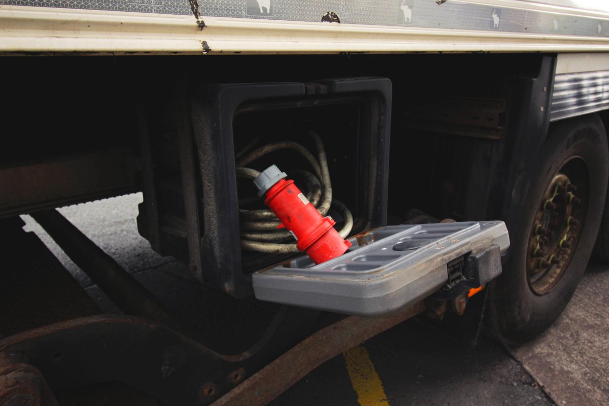 Another opportunity available at AOC Commercials to pick up a Schmitz Cargobull SKO 24L Dual Temp Refrigerated Trailer! 
CVRT tested for 1 year,  Dhollandia tuckaway Tail Lift, and Carrier Vector 1950 MT Cooling Unit.
#aoccommercials #sales #trucks #trailers #schmitzcargobull