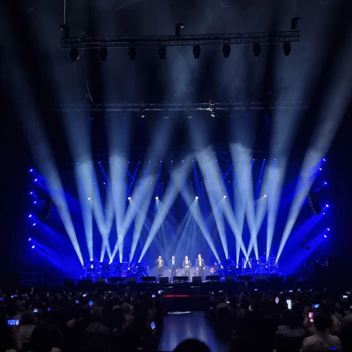 ArtTechAcademy's tweet photo. 68 unidades de #MegaPointe de @Robelighting en el escenario de Il Divo Greatest Hits World Tour; a los mandos: @ivan_espada aka el profe de nuestros cursos de GrandMA2 aka El Jefe de Art &amp; Tech. @MALighting siempre presente

#lighting #grandma2 #malighting #light #lightingeffects https://t.co/tVMfoOIxBw