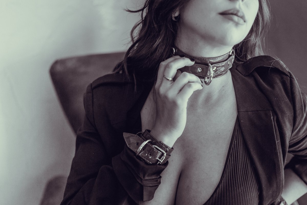 PervyPretty's tweet photo. Produzimos acessórios de couro para permitir que você faça uma declaração ousada. É uma adição atraente a uma roupa casual ou especial. Sinta-se completamente confiante com Pretty Pervy. ❣️
https://t.co/GV5WyyP3eI
#kitbdsm #lingeriesexy #bdsmbr #bdsmbrasil #submissao https://t.co/ZMtdY0NhAU