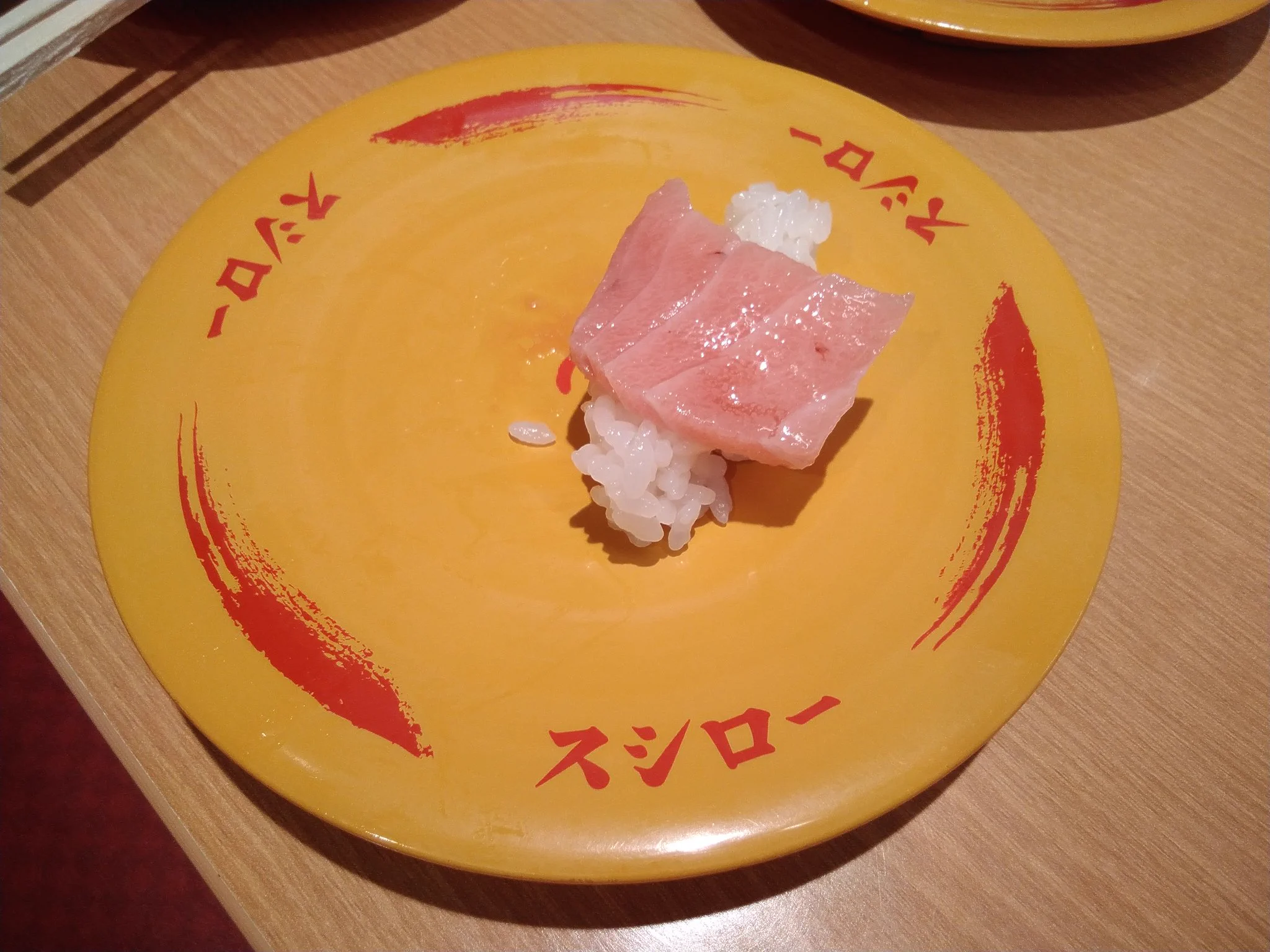 大手回転寿司チェーンの大トロが！？写真と違う小ささに唖然…。