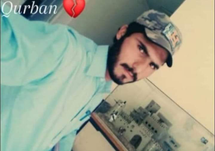 SaveShahzad's tweet photo. کیا خبر تھی شہزاد کے اس خاموشی کے پیچھے اک اور فلسفہ ہے یہ فلسفہ مجھے تب سمجھ آیا جب قلات کے عوام نے شہزاد کے جسد خاکی کو قلات میں داخل ہوتے ہی آنسوؤں کی بجائے پھولوں سے خوش آمدید کہا میں یہ سب دیکھ کرحیران رہ گیا میں سمجھنے لگا کہ شہزاد کون تھا شہزاد کی خاموشی کی وجہ کیا تھی۔ https://t.co/m6DmFaABAn