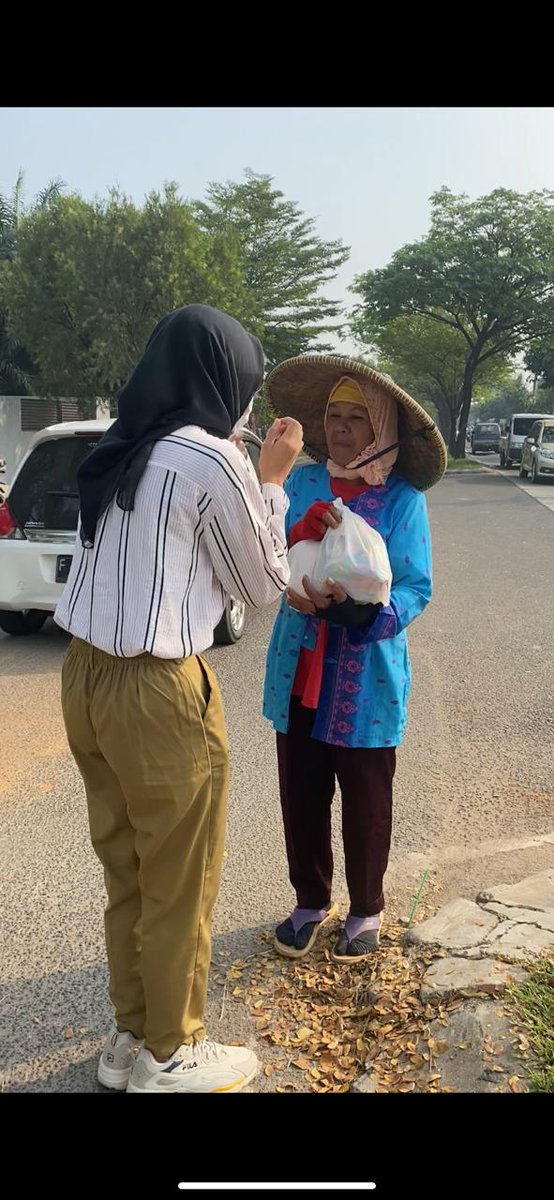 ChatalinaDewi's tweet photo. Dapet tugas aksi kita menjadikan aku lebih mengerti arti berbagi kepada semua manusia yang membutuhkan
#VOKASIIMPACT #MPKMB59SVIPB #IPBDIGDAYA #VOKASIJUARA  #TheGlimpeStoryofGatamalaAgrinawa https://t.co/qoqq12KF55