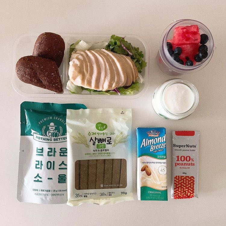 pbcals's tweet image. My favourite diet vlogs/youtubers
A thread 🧵 for 3dtwt