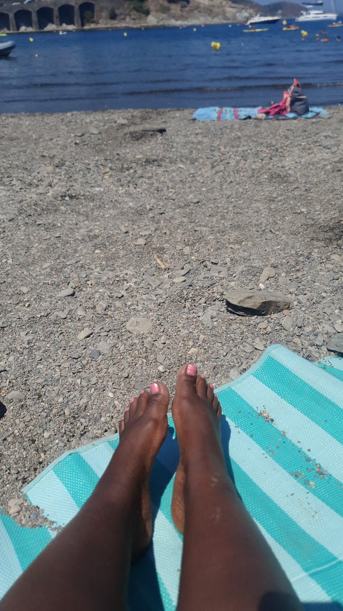 DominanteBlack's tweet photo. Un chien pour me masser les pieds #moneyslaves #fetichistespieds https://t.co/oPPdYzFXtB