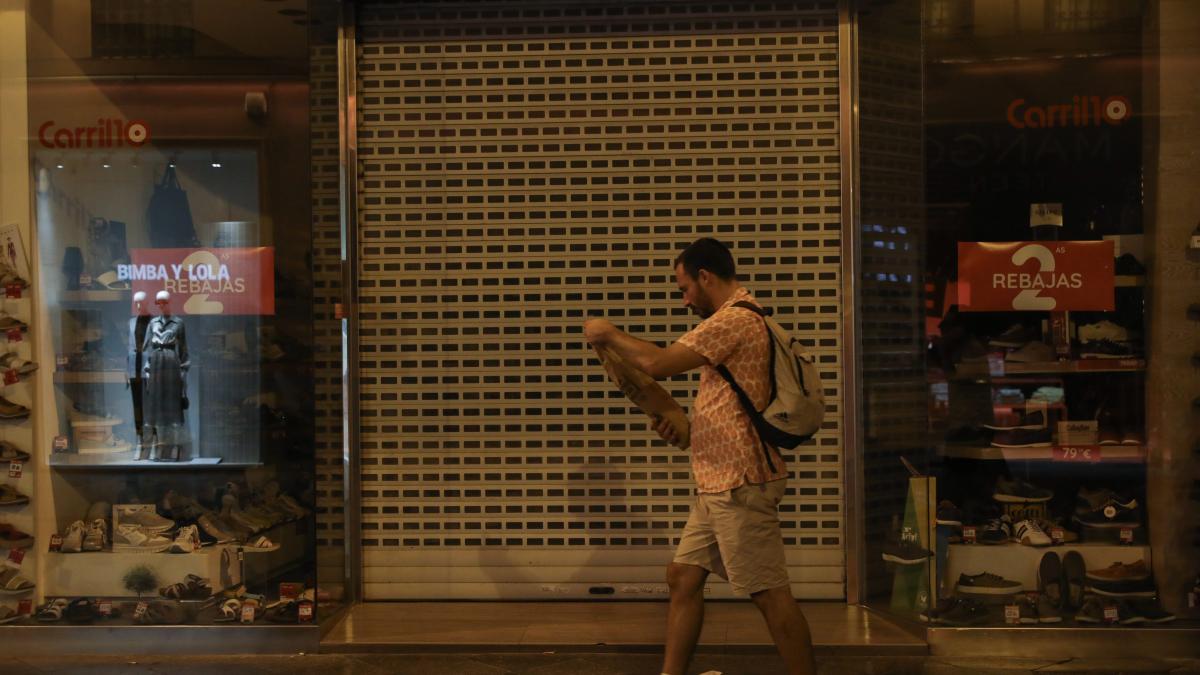 ABCMundial's tweet photo. Comenzó en España🇪🇸 el plan de #ahorro de #energía con #apagado de #escaparates y #termostatos a 27 en verano y 19 grados en invierno.
No se esperan sanciones inmediatas a los establecimientos que aún estén adaptándose a las medidas.
@ABCMundial
https://t.co/iNJzbvgOmZ https://t.co/sTLG4kwyvH