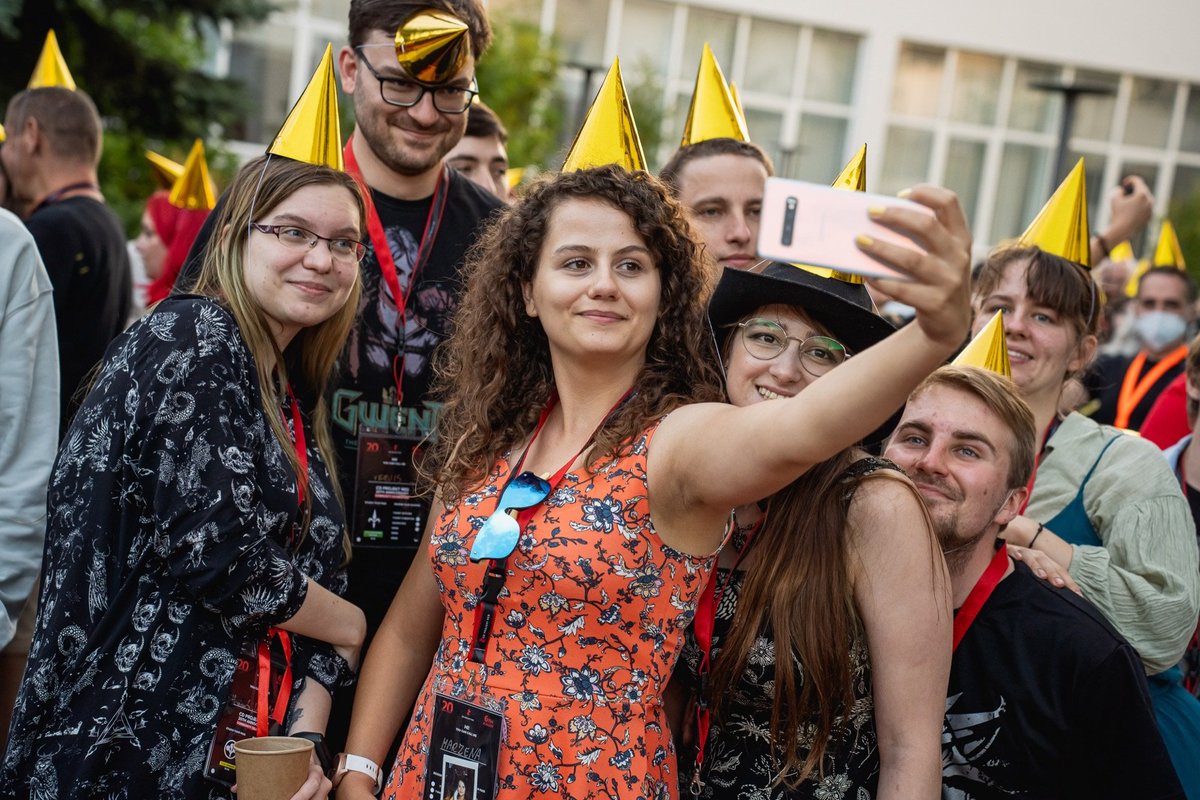 Acinoyx's tweet photo. Oh, hello there @veruis667 @LegPoks @proallone @madandmean6661 🥳 @CDPROJEKTRED #20yearsofCDPR https://t.co/oKYU4Yfo6L