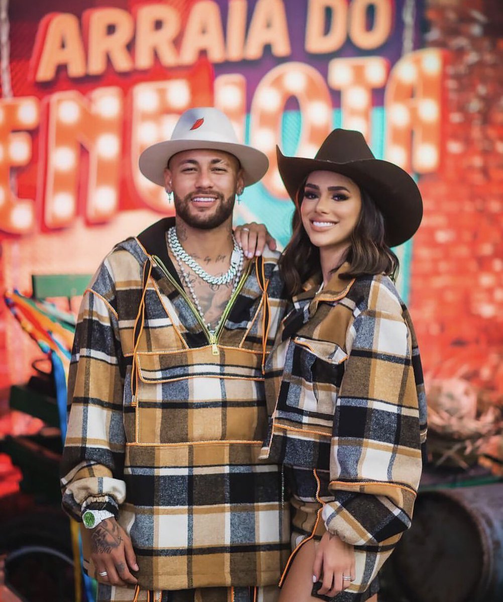 centralreality's tweet photo. 💣 BOMBA! Neymar e Bruna Biancardi não estão mais juntos! A influencer terminou com o jogador ao descobrir que ela havia sido traída por Neymar no arraiá dele, em que eles até combinaram look. A traição teria acontecido depois que ela foi dormir. https://t.co/Bh5Qyd16Ei
