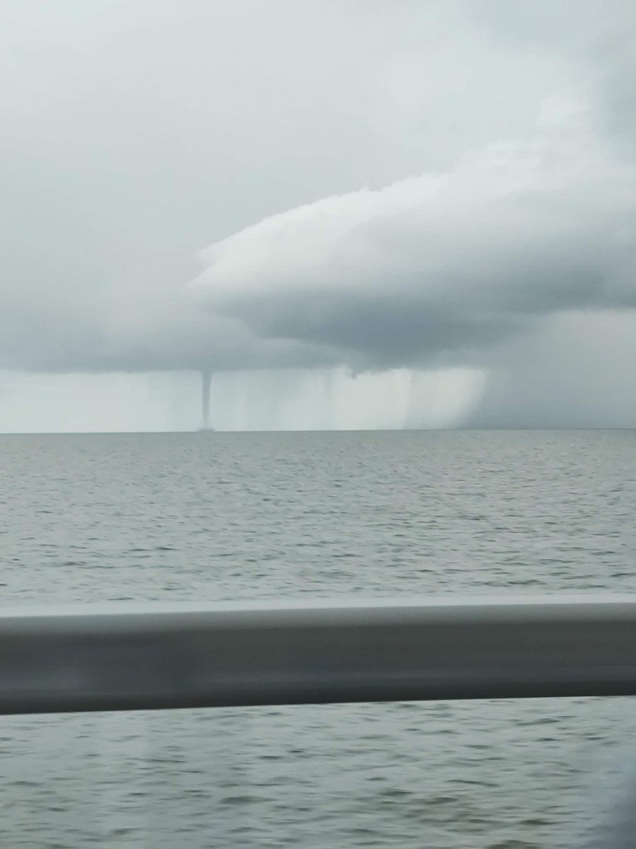 Waterspout on the Causeway right now. 📸 Dana Boudreaux #lawx