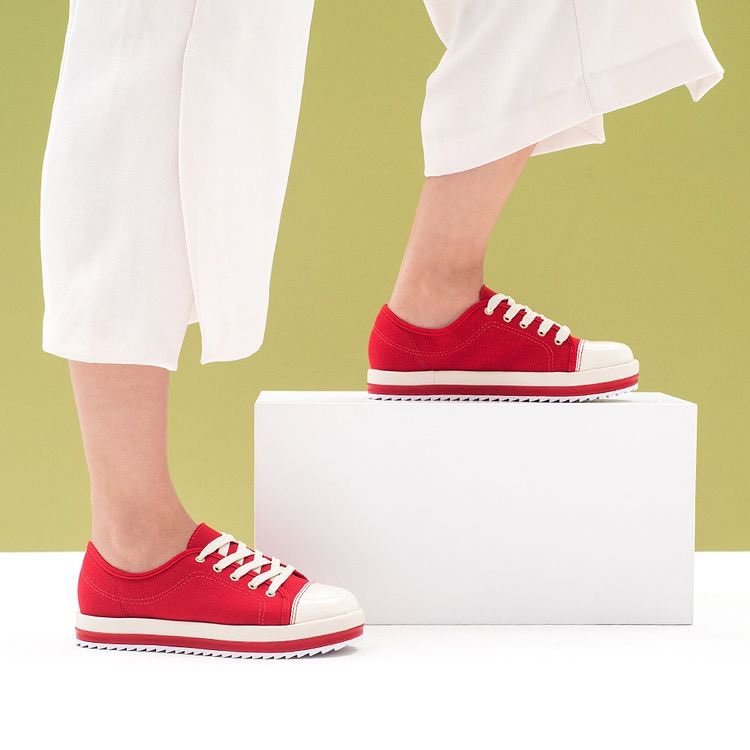 SuedeGh's tweet photo. Just In 🌸

Lona Sider/Verniz Premium Red/White

Available in 36//37//38//39//40//41
Gh¢250.00
.
.
.
#suedegh #flats #sneaker #beirario #vizzano #comfort #durable #suedeforyoursole #shoes #instashoes https://t.co/4RqmosV8xz