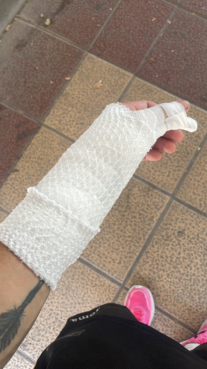 -COMUNICADO OFICIAL-
Como pueden observar nuestro ministro de Magia a sufrido un pequeño accidente, no es grave pero estará unos días de reposo, aún tiene la mano derecha para realizar sus hechizos no se preocupen .