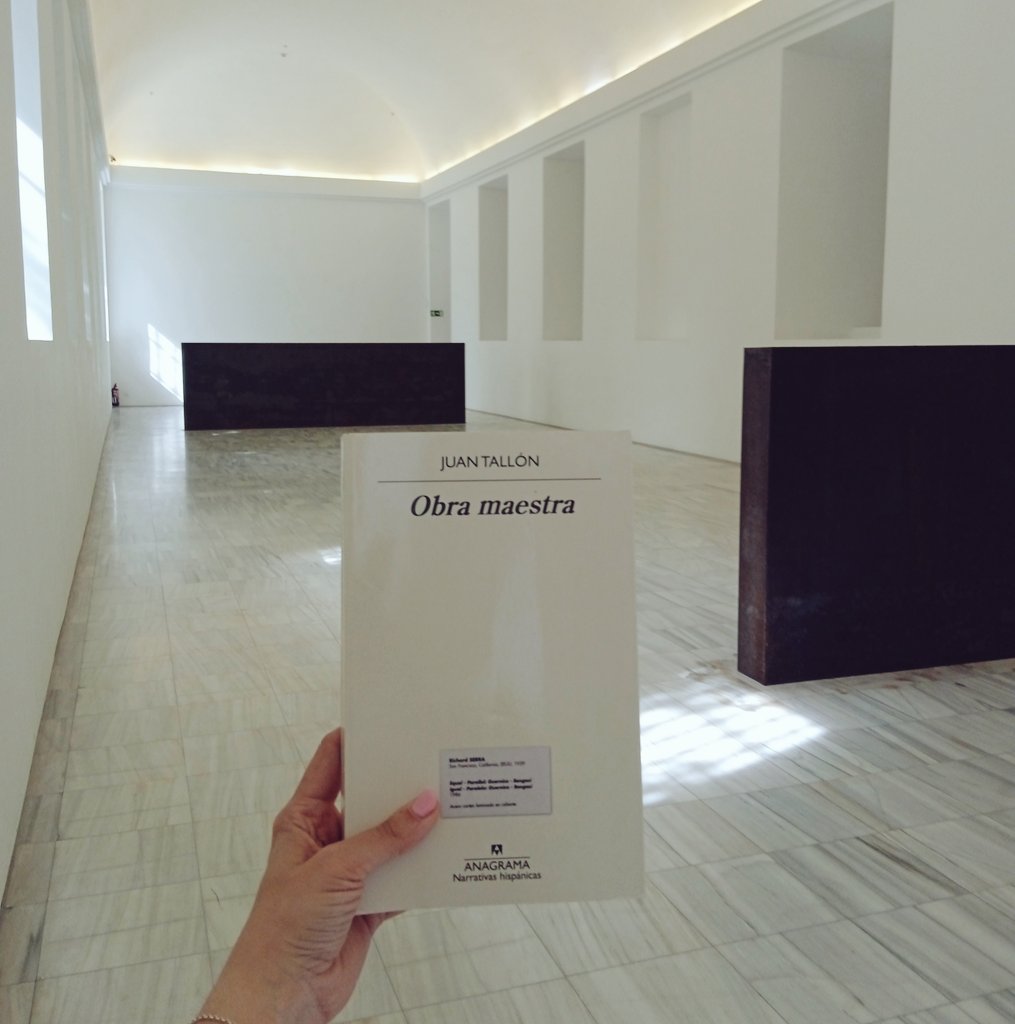 Careo entre "Obra maestra", de <a href="/xoantallon/">Juan Tallón</a>, y "Equal-Parallel: Guernica-Bengasi", de Richard Serra. La novela cuenta la misteriosa desaparición de la escultura de ¡38 toneladas!, aún en paradero desconocido, y cuya réplica se exhibe en el <a href="/museoreinasofia/">Museo Reina Sofía</a>. Qué librazo, mimá♥️