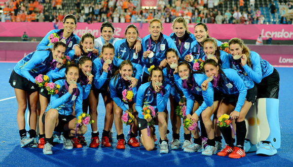 🔙#UnDíaComoHoy - 10/8/2012 - Las Leonas lograban la medalla de Plata en los #JJOO de Londres. Fue tras caer ante Países Bajos por 0-2. En semis, habían dejado atrás a Gran Bretaña. <a href="/carlitarebecchi/">Carla Rebecchi</a> fue la goleadora del torneo con 4 tantos.