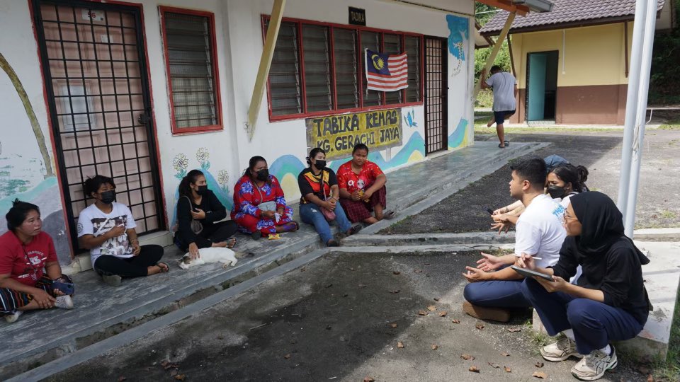 putra_centre's tweet photo. During the session, we carried out three main activities, namely the Kids’ Weekend Backpack distribution, Paper Plane Making Activity with the children living in the village and our Community and Cultural Mapping effort with the intention of building rapport with the community. https://t.co/hOfDBpQC5H