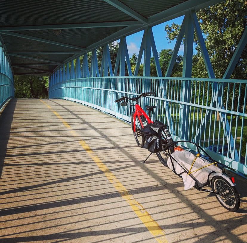 ModeShiftKzoo's tweet photo. Hauling 50 lb of chicken feed is #BetterByBike 💪
#ThisIsACustomer #ThisIsWhatACustomerLooksLike
#BetterByBike #OneLessCar #IBikeIVote #BikeZoo #ModeShiftKzoo https://t.co/x4roaDv7dy