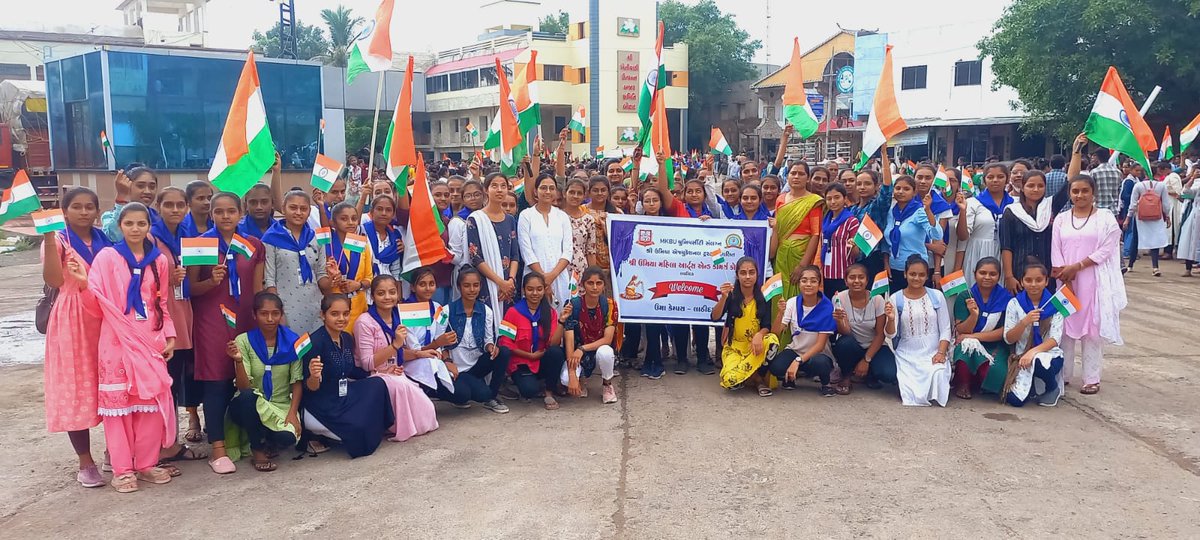 nssmkbu's tweet photo. "Run for Tiranga" organised at Botad, Gujarat by MK Bhavnagar University. Thousands of NSS Volunteers took part at the event today. 
@nssgujarat @_NSSIndia @YASMinistry @PMOIndia #HarGharTiranga https://t.co/w61kYP7Hy8