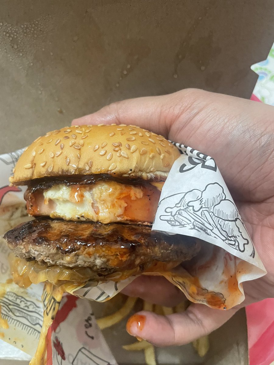 AizatKing's tweet photo. Tersentap dengan kelazatan burger @tinybudzz 
Homemade burger patty, sauce, pickles. Oh another good burger stall in Semenyih.

Burger ni namanya Big Daddy. Cuba dulu sendiri, mesti datang lagi.
@TwtSemenyih https://t.co/3C0QRsbfee