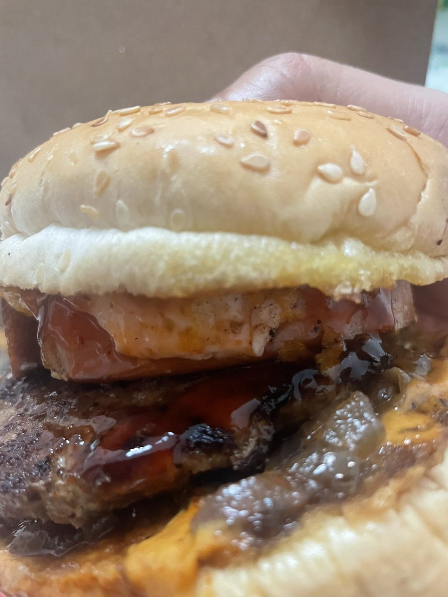 AizatKing's tweet photo. Tersentap dengan kelazatan burger @tinybudzz 
Homemade burger patty, sauce, pickles. Oh another good burger stall in Semenyih.

Burger ni namanya Big Daddy. Cuba dulu sendiri, mesti datang lagi.
@TwtSemenyih https://t.co/3C0QRsbfee