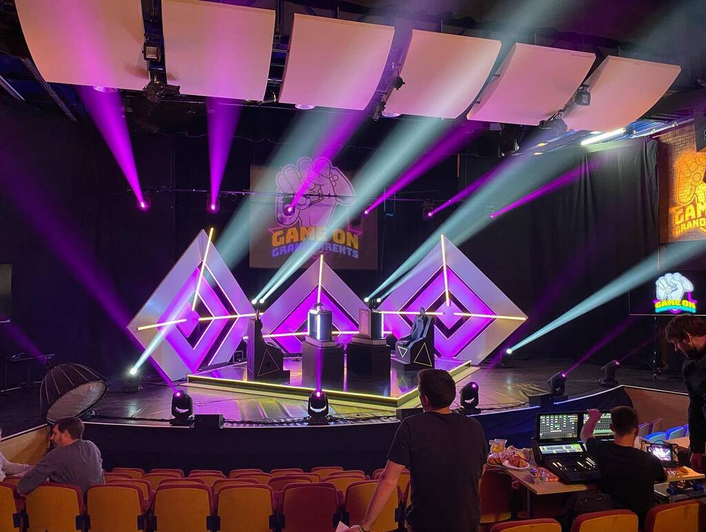 Hugely excited we can finally announce we worked with the highly talented team at <a href="/electricrobin/">Robin</a> to provide our amazing theatre for the new <a href="/cbbc/">CBBC</a> family show ‘GAME ON GRANDPARENTS’ hosted by @itsjuliahardy ……we can not wait to see the final cut!
.
.
#surreyfilminglocation #s…