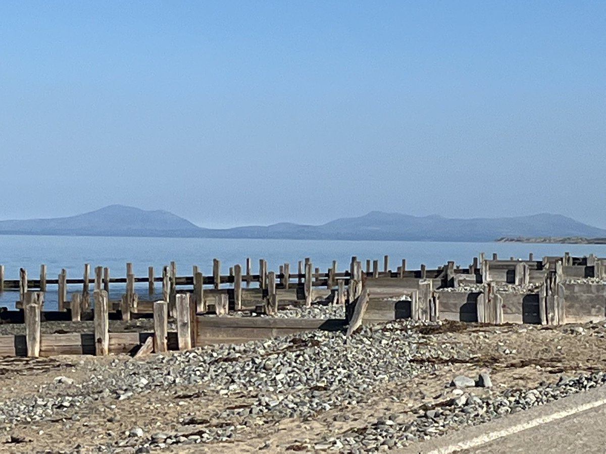 Craig74's tweet photo. Peaceful. The perfect place to recharge #Barmouth #beachlife https://t.co/79mGM4ooaa