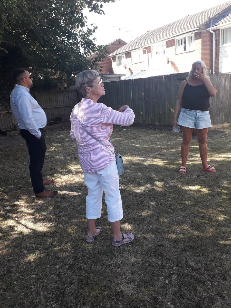 SmitaPa13202450's tweet photo. Huncote Estate Action today. Joined by Resident Action Commmittee Members & Sharpes. Good engagement with Residents and discussed Estate issues and the Zone Improvement fund.
#emhhomes
#we listen
#greatestates
#sharpes https://t.co/OMU1QOlYSz