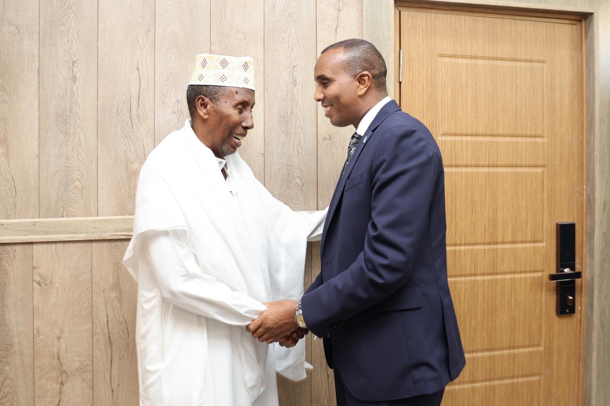 ARahmanMustaf's tweet photo. Ra’iisul wasaaraha xukuumadda #Dan-Qaran Mudane @HamzaAbdiBarre Ayaa maanta xilka u kala wareejiyay wasiirkii hore ee Diinta iyo Awqaafta iyo wasiirka cusub. https://t.co/zrGpE0Rayw
