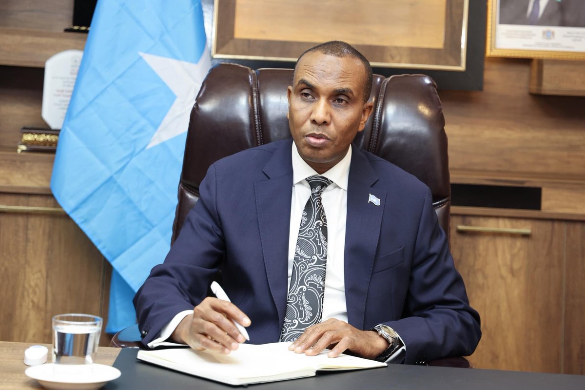 ARahmanMustaf's tweet photo. Ra’iisul wasaaraha xukuumadda #Dan-Qaran Mudane @HamzaAbdiBarre Ayaa maanta xilka u kala wareejiyay wasiirkii hore ee Diinta iyo Awqaafta iyo wasiirka cusub. https://t.co/zrGpE0Rayw