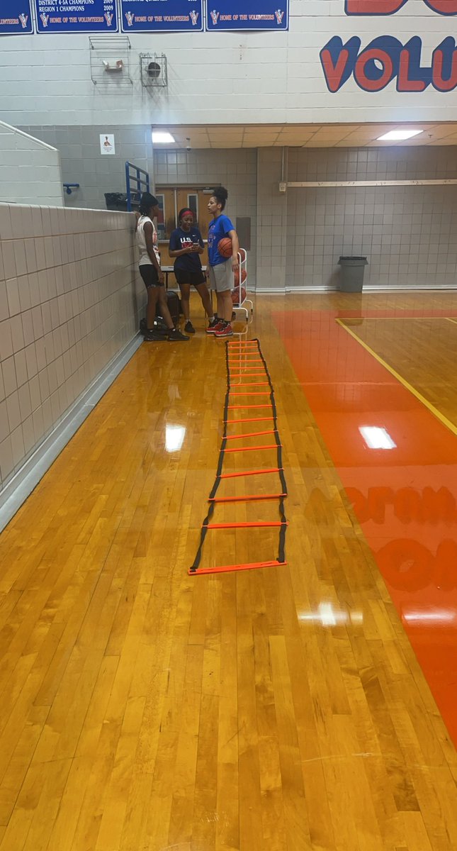 Locked in! They took the initiative &amp; did weights this morning &amp; now putting in work in the gym. #leadership #senior #junior #sophomore <a href="/tarynperkinss1/">Taryn Perkins</a> <a href="/blessing5489023/">d1.blessing</a>