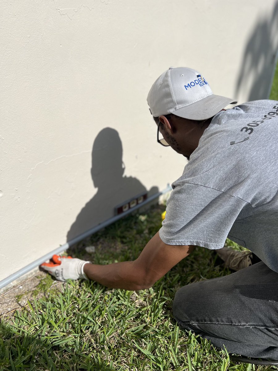 ModesteElectric's tweet image. Attention to detail is part of getting the job done right! 📐

#WeLoveWhatWeDo #ModesteElectric #MiamiElectrician #ElectriciansMiami